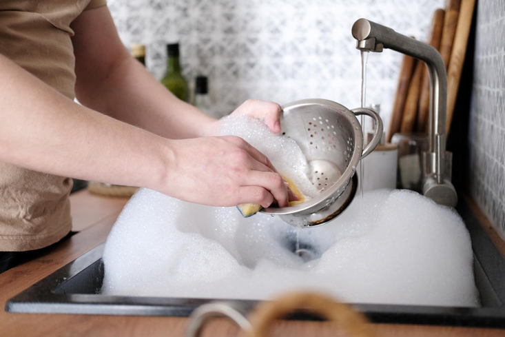 Köpüren lavabo, yaklaşan tıkanıklığın sessiz uyarısıdır.